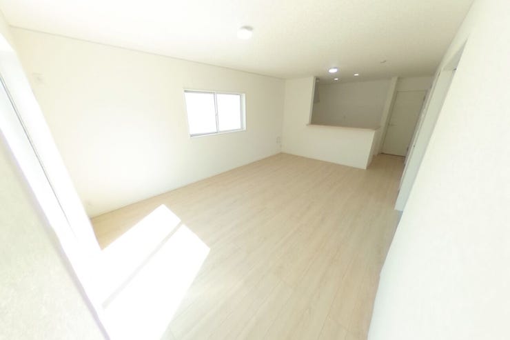 白を基調とした明るい17帖のLDKはダイニングスペース、リビングスペースと分けて使用してもゆとりのある広さです♪リビング全体を見渡せる対面キッチンで小さなお子様のいらっしゃるご家庭にも安心です♪