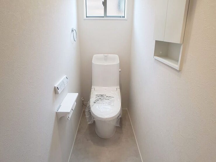 節水タイプで経済的。汚れが付きにくくお掃除しやすい素材でできているので、きれいが長続きします!ニッチ収納には扉があるので人目につくことなく掃除用品などが仕舞えます。