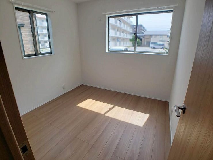 東側の4.5帖洋室。北側と東側の2方面に窓があり、明るく風通しの良いお部屋です。
