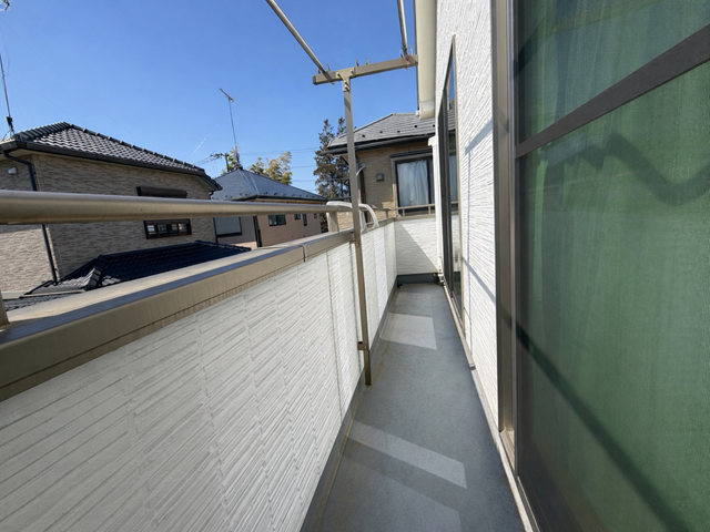 バルコニー:日当たりの良いバルコニー♪洗濯もはかどり、毎日お布団もふっかふか♪