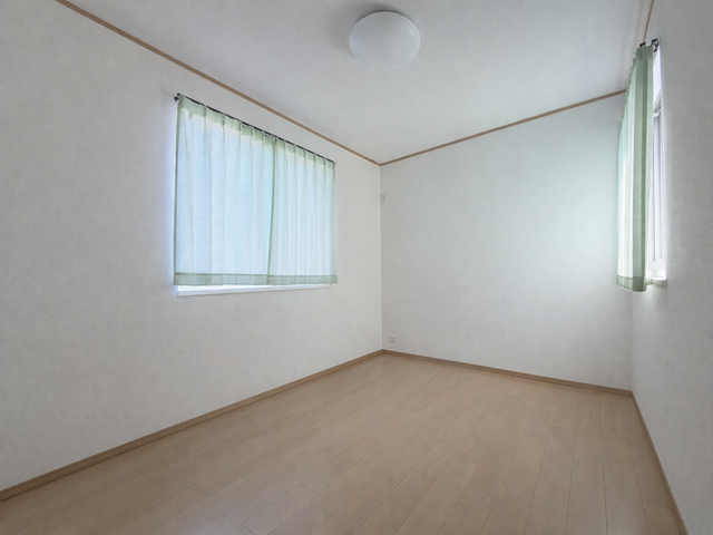 6帖洋室:北側にあるお部屋ですが、たっぷりと日差しが降り注ぐので明るい空間になっています。プライベートの時間も気持ちよく過ごすことができます。