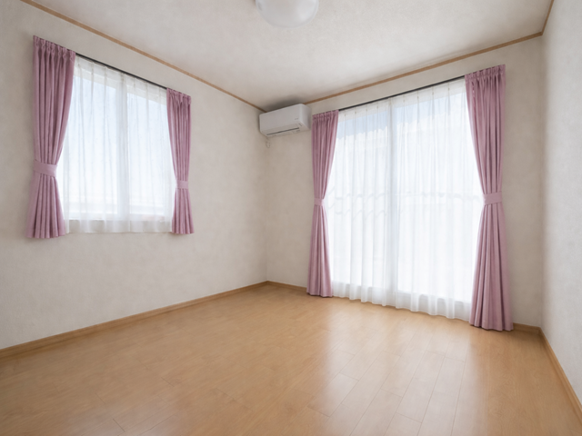 6.06帖洋室:南西向きの大きめの窓からたっぷりと日差しが降り注ぎます。爽やかなお部屋で朝も気持ちよく起きることができそうです。