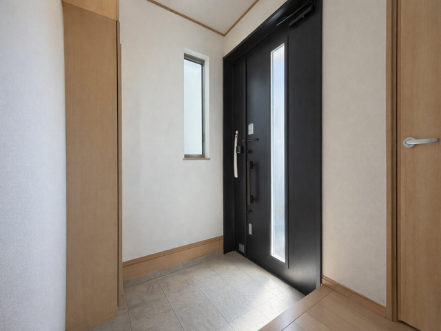 玄関:たっぷりと収納することができるので、玄関をすっきり片付けることができます。ご家族を気持ちよく迎えることができそうです。