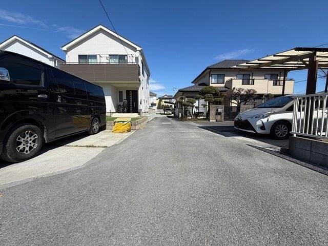 【南側 前面道路】幅員約4mの前面道路です。普通車が1台通れる幅となります。大型車の通行が少ないので、振動や騒音が抑えられます。