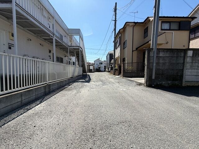 【南側 前面道路】幅員約4mの前面道路です。車がすれ違うには厳しい道幅ですが、車はスピードを抑えて走行するので、お子様にも安全な道幅となっています。