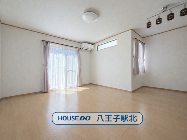 【リビング】
リビング:ご家族の憩いの場♪一緒にテレビを観たり食事をしたり、同じ時間を共有できる温かい空間となります♪