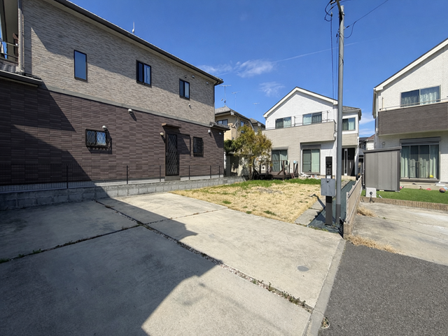 小学校まで徒歩15分以内と、お子様の通学も安心なエリアに2021年築の中古一戸建てが登場です。