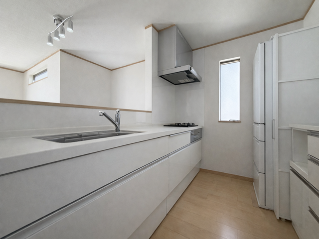 キッチン:吊戸棚がないので、圧迫感がなく視界が広がります。お子様の様子も見ながら家事が出来るのは助かりますね♪