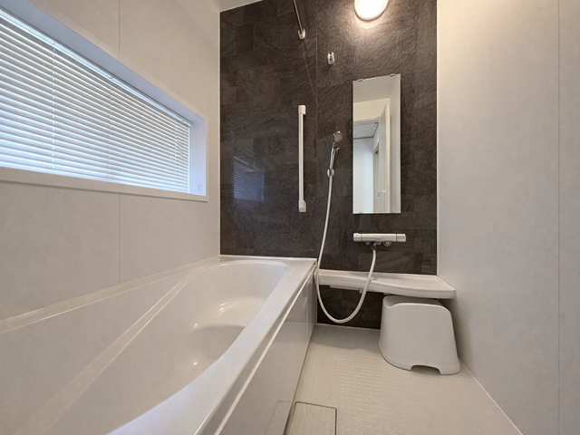 浴室:広めの浴槽なので、お子様とのバスタイムを楽しむことができそうです。一人でのバスタイムでもゆったり過ごすことができ、1日の疲れもしっかり癒すことができそうです。