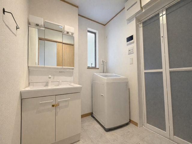 洗面所:毎日お使いになる洗面所は、明るく清潔感のあるスペースです!洗面台には小物を収納できますので歯ブラシや髭剃りなども保管できます。