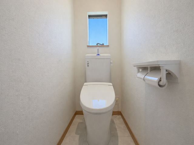 トイレ:白を基調としたシンプルな壁紙のトイレになります。2階にも設置されているのでお部屋からの移動も短縮できますね。