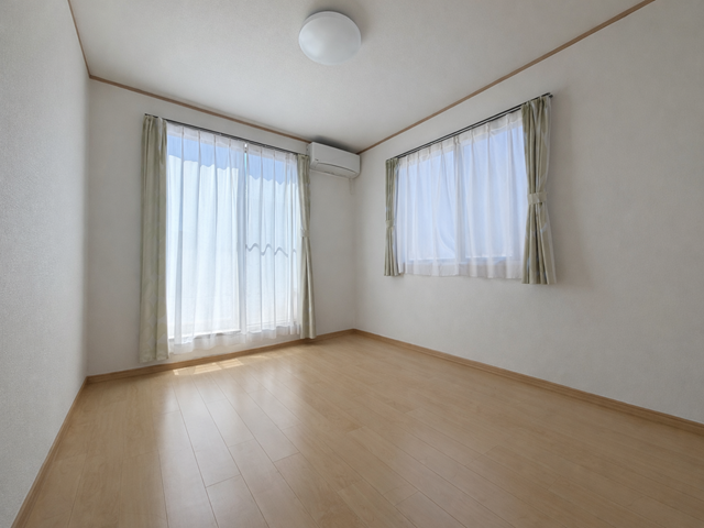 7帖洋室:広々としたお部屋なので、ご夫婦の寝室としてもお使いいただけそうです。窓から日差しが入りプライベートの時間も気持ちよく過ごすことができそうです。