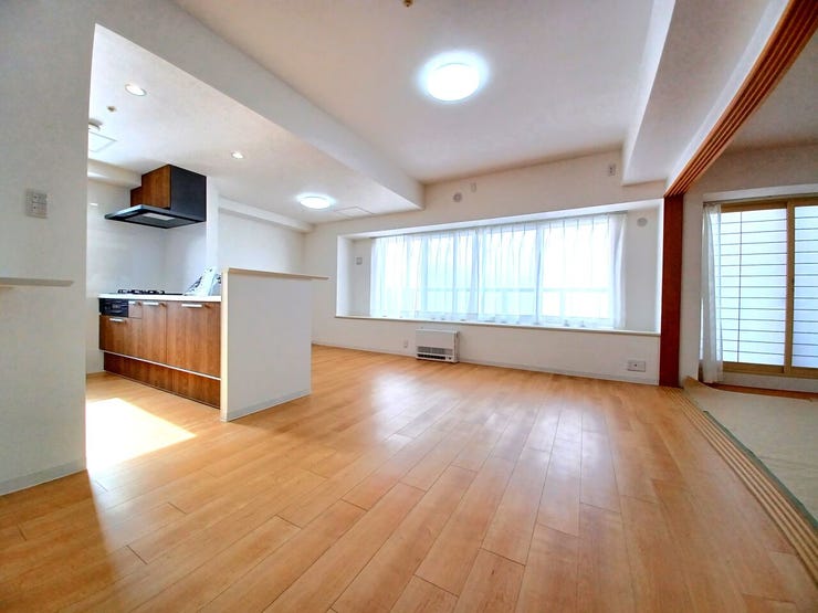 ■LDK(約15.7帖)■
和室とリビングがゆるやかにつながる空間は、上質な落ち着きと開放感が同居する一枚。自然光が柔らかく広がり、リフォーム済ならではの整った美しさが際立つ住まいです☆