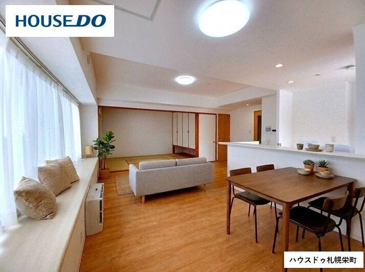 ■LDK(約15.7帖)■
明るい光が差し込む最上階のリビングは、開放感と静けさが共存する上質な空間。リフォーム済の美しい仕上がりと和室の落ち着きが調和し、日々の暮らしにゆとりをもたらします◎