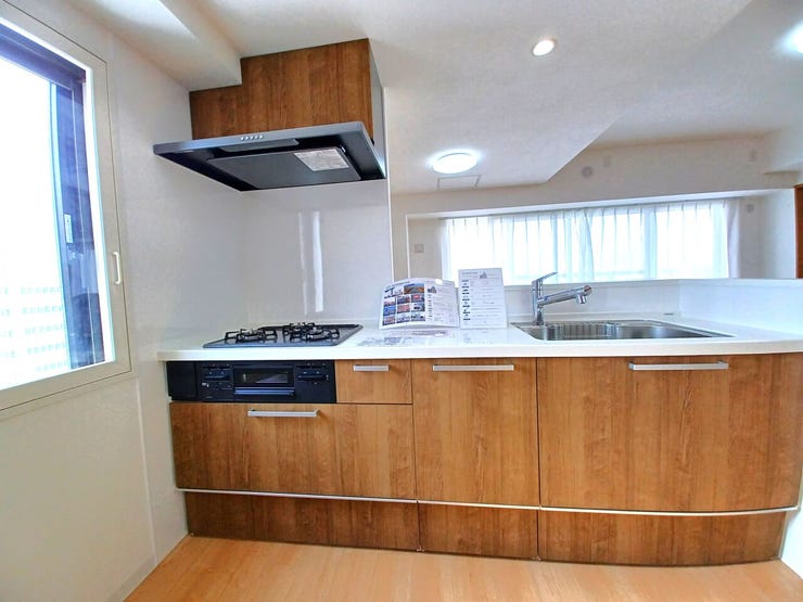 ■キッチン■
木目の美しいキッチンは、上質さと機能性を兼ね備えた空間。自然光が差し込む明るいスペースは、リフォーム済ならではの清潔感が際立ちます。毎日の料理が心地よい時間へと変わる仕上がりです◎