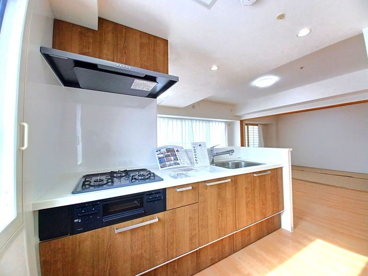 ■キッチン■
キッチンからリビングと和室へ視線が抜け、家族の気配を自然に感じられる心地よい空間。最上階の明るさと落ち着いた設えが、日々の団らんを上質に包み込み、暮らしにゆとりをもたらします♪