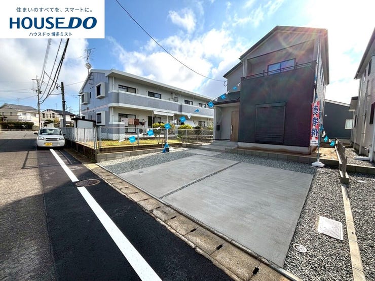 【福岡市東区三苫 1号棟】◆家族が集まるリビングがお住まいの真ん中。2階へ上がる階段はリビングを通って。