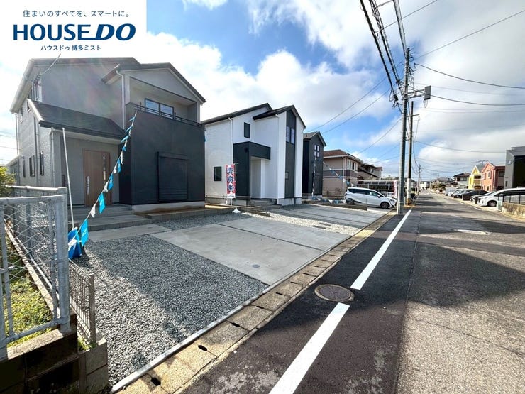 【福岡市東区三苫 1号棟】◆家族が集まるリビングがお住まいの真ん中。2階へ上がる階段はリビングを通って。