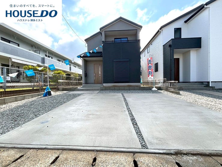 【外観】
【福岡市東区三苫 1号棟】◆家族が集まるリビングがお住まいの真ん中。2階へ上がる階段はリビングを通って。