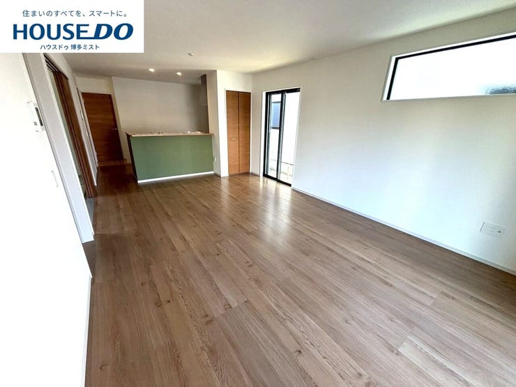 【家族の寛ぎ空間】みんなで過ごす時間が長いリビングだからこそ、程よい広さと明るさは大切なポイント。何気ない毎日のかけがえのない家族の時間は、温かなこのリビングで♪