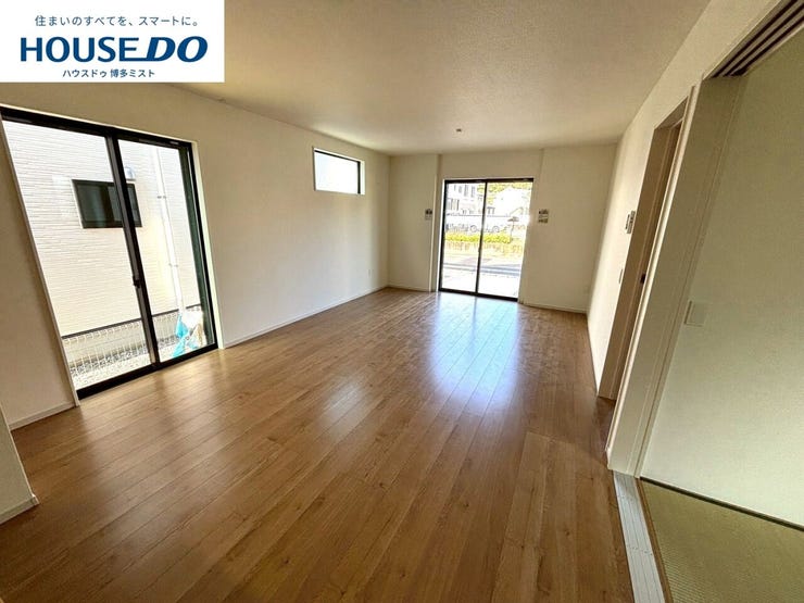 【家族のいやし時間】穏やかな光が入るリビング。忙しい毎日だからこそ、家族と過ごす時間は大切。家族みんなが快適なリビングだから、忙しい朝も、くつろぎの夜も、楽しい時間が過ごせます。