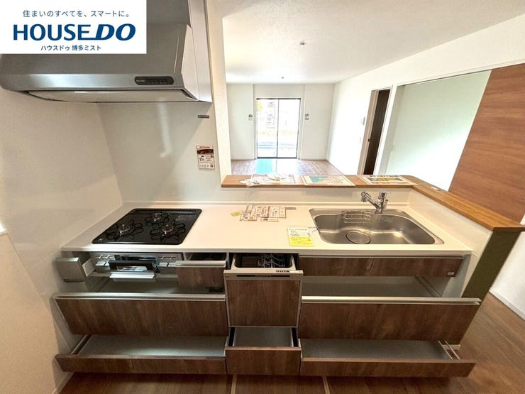 【今日のゴハンは何食べたい?】カウンターキッチンは家事をしながらでもリビングの様子が見えるので、お子様から目を離さず安心です。お料理をしながらリビングの家族と会話が弾みます。