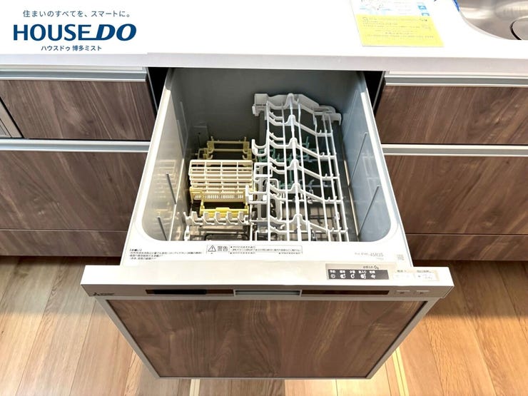 ビルトインタイプで、キッチンと同じカラーにすることにより一体感を持たせた食器洗浄乾燥機。乾燥機能が備わっているため家事の時間が短縮できます。