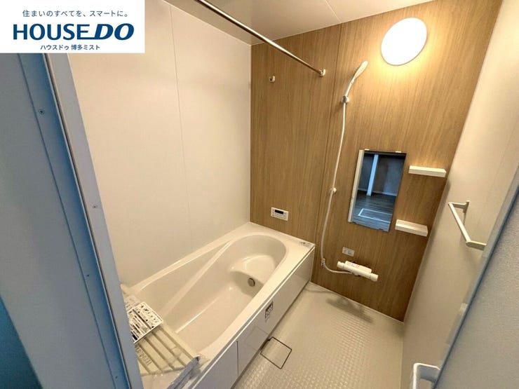 【『ふぅーーーっ。』と思わず声がでちゃいます。】デザイン性に優れた浴槽でゆったりとしたバスタイムを演出。ベンチ付きなので半身浴も楽しめます。