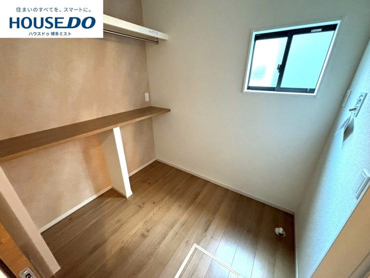 【家族みんなの使いやすさ】お手入れしやすく使いやすい3面鏡付きの洗面台。収納スペースも広く、洗剤や掃除道具をたっぷりと収納できます。