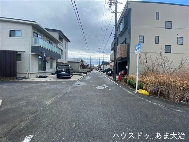 幅員約5.5mの前面道路です。車がすれ違うのに安心な道幅です。道幅が広すぎると交通量が増えてしまうのも心配ですので、これぐらいが理想的な道幅なのかもしれませんね。
