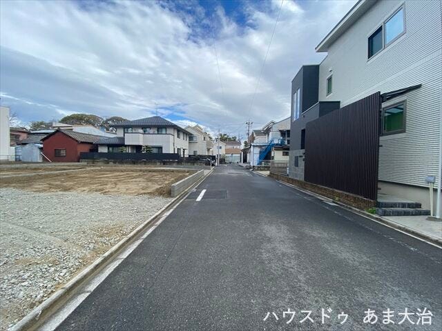 幅員約5.5mの前面道路です。2台の車がすれ違うことが出来る道幅です。車の出し入れもゆったりとする事が出来ます。