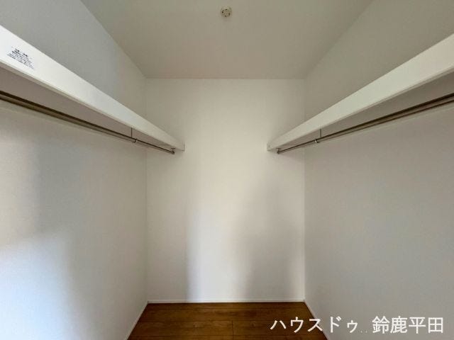 東側約6帖洋室に設置されたウォークインクローゼットです。衣服やバッグ、大型の荷物などもまとめて収納できます。