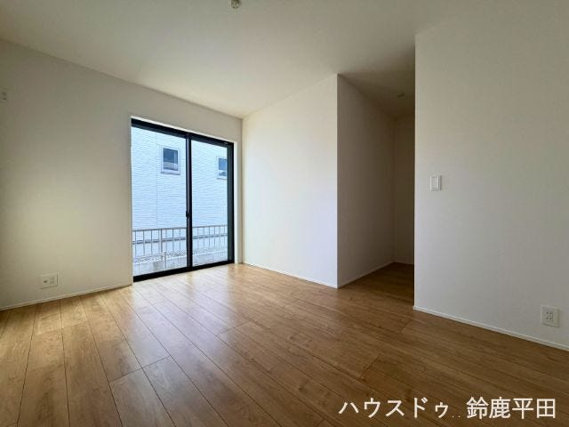 【南西側約6.5帖洋室】ゆとりある広さで書斎や趣味部屋などに活用できます。