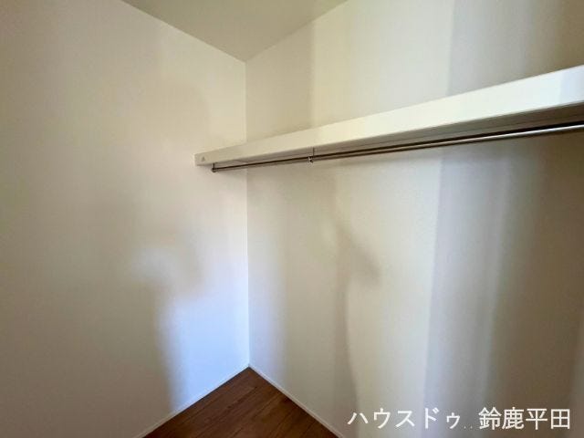 南西側約6.5帖洋室に設置されたウォークインクローゼットです。ライフスタイルに合わせてさまざまなものを収納できます。