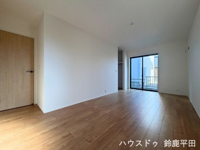 【西側約9帖洋室】開放感のある広さで主寝室に最適なお部屋です。もちろんほかの用途でも活用できます。