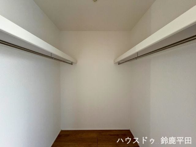 西側約9帖洋室に設置されたウォークインクローゼットです。季節用品や小物などもすっきり整理ができます。