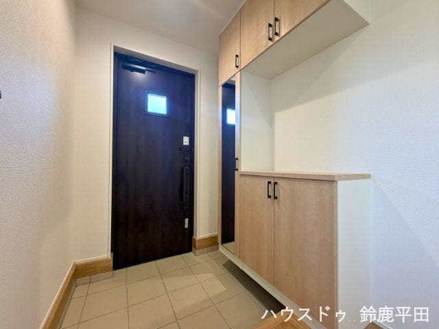 全身鏡付きのシューズボックスを備えた玄関です。玄関周りをすっきり保てることができ、お出かけ前に身支度を確認できるのもいいですね。
