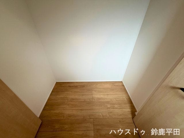 廊下には便利な収納スペースを設置。掃除用品や日用品などをすっきり整理できます。
