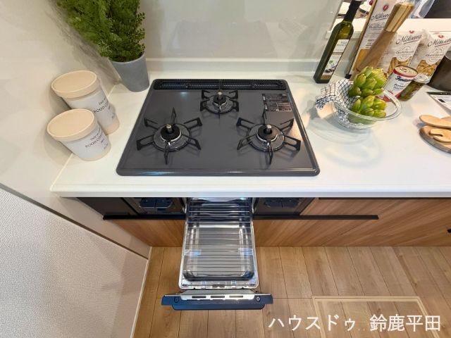 【3口コンロ、グリル】同時に複数調理ができ、毎日の料理の効率が上がりますね。