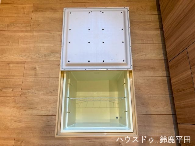 キッチンに設置された床下収納です。食品のストックや非常食などを整理できます。