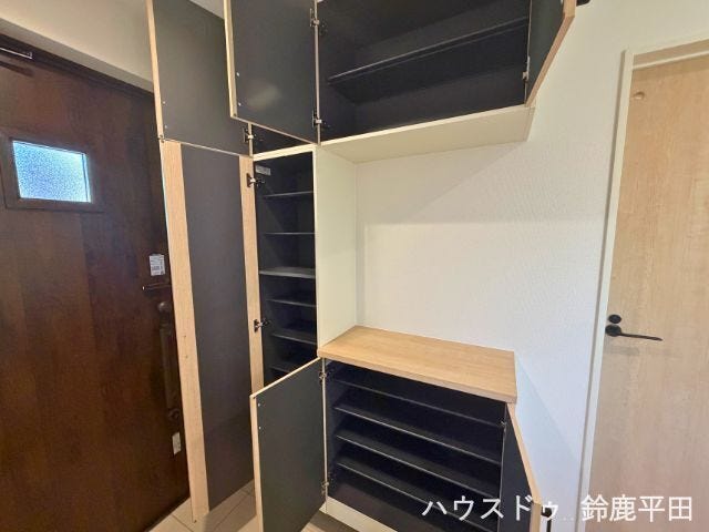 収納力のあるシューズボックスです。ご家族でわけたり、靴の高さなどに合わせて収納できます。