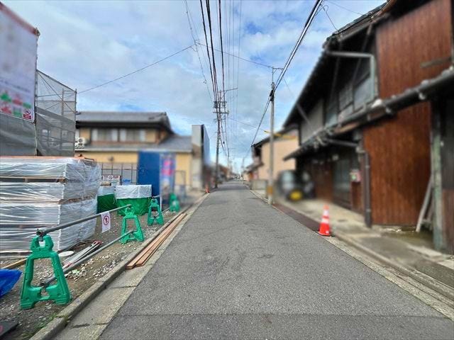 幅員約4.2mの前面道路です。車がすれ違うには譲り合いが必要な道幅ですが、車はスピードを抑えて走行するので、お子様にも安全な道幅となっています。
(2026年3月22日 撮影)