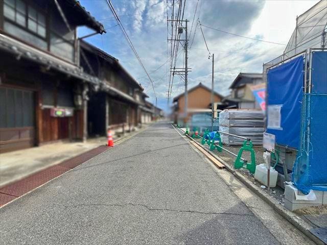 前面道路は伊勢街道です。普通車が1台通れる幅となります。大型車の通行が少ないので、振動や騒音が抑えられます。
(2026年3月22日 撮影)