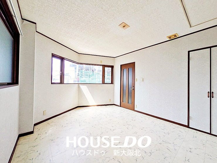 ■3階の洋室です!白を基調として色合いでとても解放感のある雰囲気です!
■白はどのような色とも相性がいいので、お客さま好みのコーディネートをお楽しみいただけます!