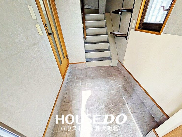 ■広々とした玄関にはお好みの収納を設置していただけます◎
■窓がありとても明るい印象です!そのまま階段を上がることができるため、二世帯住宅等に改装もできそうですね!