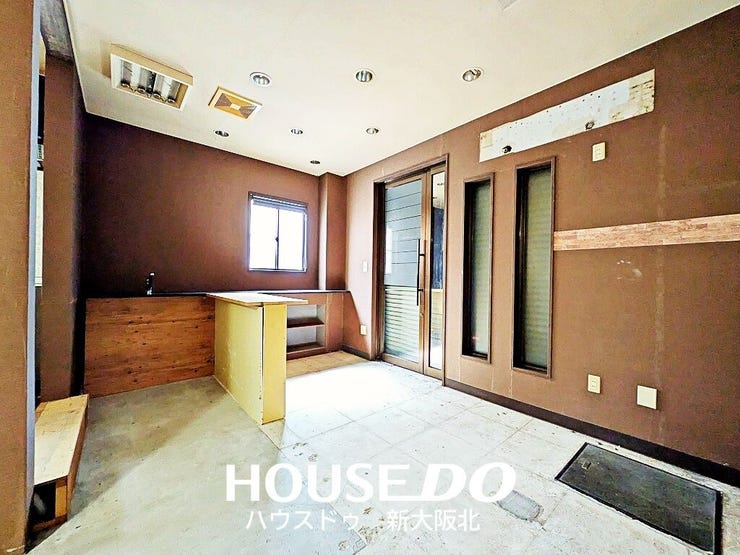 ■1階リビングスペースはカウンターが残っている為、事務所や店舗として軽微なリフォームをしてご利用いただくこともできそうですね!