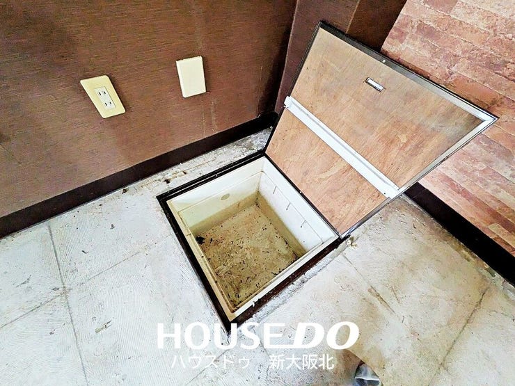 ■リビング側にも床下収納がございます!
■床下収納には普段使用しない防災用品や非常食などを入れるスペースにもよさそうですね!