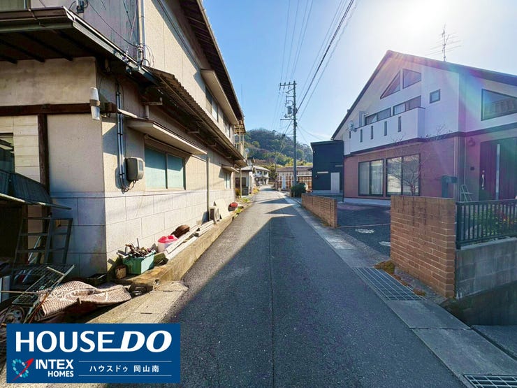 【落ち着きある前面道路】
前面道路は約3.9m確保されており、静かな住宅街ならではの落ち着いた雰囲気が漂います!車の通りも少ないため、小さなお子様がいるご家庭でも安心ですね♪