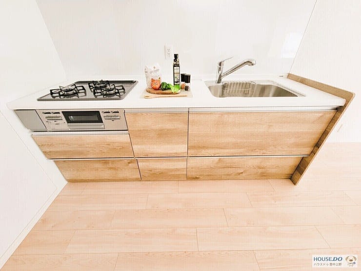 三口コンロ付きのシステムキッチンは、効率的にお料理ができる設備。木の温もりを感じるデザインで、落ち着いた雰囲気の中でお料理を楽しめます。