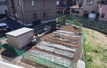 お庭には実がなる木も植えられています。家庭菜園を本格的にやりたい方におススメな物件です!